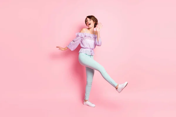 Foto in voller Größe von jungen schönen hübschen netten aufgeregten fröhlichen Mädchen tanzen aussehen Kopierraum isoliert auf rosa Hintergrund — Stockfoto