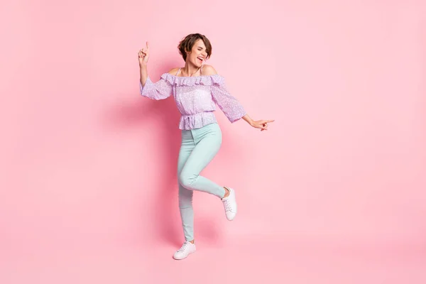 Foto de tamaño completo de joven atractiva encantadora feliz excitada chica bailando disfrutando de fin de semana aislado en el fondo de color rosa —  Fotos de Stock