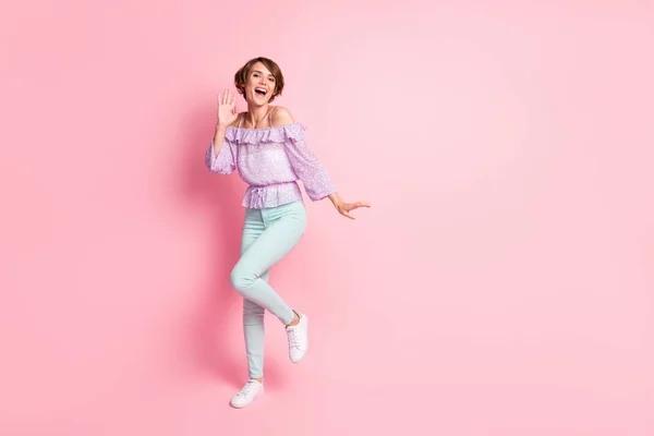Полная длина фото портрет милой девушки размахивая рукой изолированы на пастельно-розовом фоне — стоковое фото
