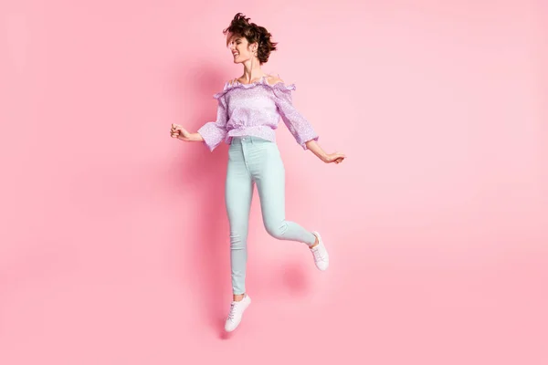 Фото божевільної леді стрибок кидати волосся весело носити фіолетові блузки штани взуття ізольовані рожевий колір фону — стокове фото