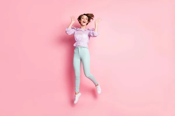 Bilde i full lengde av opphisset jente som hopper opp isolert på pastellrosa fargebakgrunn – stockfoto