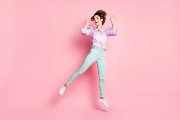 Foto in voller Größe von jungen glücklich aufgeregt lächelnd positive verträumte Mädchen springen suchen Kopierraum isoliert auf rosa Hintergrund — Stockfoto