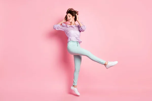 Foto de tamaño completo de joven hermosa feliz emocionado sonriente alegre chica saltando aislado sobre fondo de color rosa — Foto de Stock