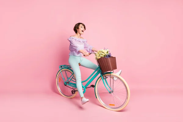 Foto lateral de perfil de tamanho completo de jovens feliz animado louco chocado menina andar de bicicleta isolada no fundo cor-de-rosa — Fotografia de Stock