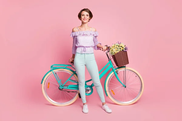 Foto em tamanho completo de jovem atraente linda muito alegre sorrindo menina positiva com bicicleta isolada no fundo cor-de-rosa — Fotografia de Stock