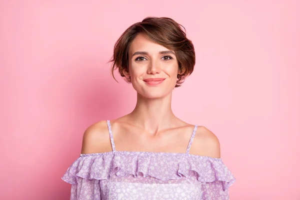 Foto porträtt av charmiga leende flicka isolerad på pastell rosa färgad bakgrund — Stockfoto