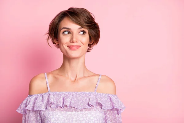 Porträtt av unga attraktiva vackra glada positiva leende drömmande flicka ser copyspace isolerad på rosa färg bakgrund — Stockfoto