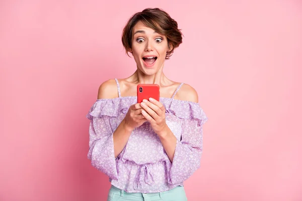 写真の若い魅力的な素敵な興奮幸せな驚きの女の子見ます多くの同類で電話で隔離されたピンク色の背景 — ストック写真