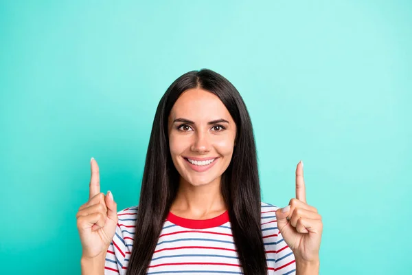 Φωτογραφία της χαρούμενης συμβούλου κυρία δείχνουν τα δάχτυλα μέχρι κενό χώρο φορούν ριγέ t-shirt απομονωμένο τυρκουάζ φόντο χρώμα — Φωτογραφία Αρχείου