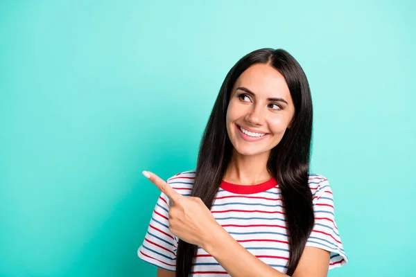 Fénykép pozitív hölgy jelzi ujját felfelé néz üres tér kopott csíkos póló elszigetelt varangy szín háttér — Stock Fotó
