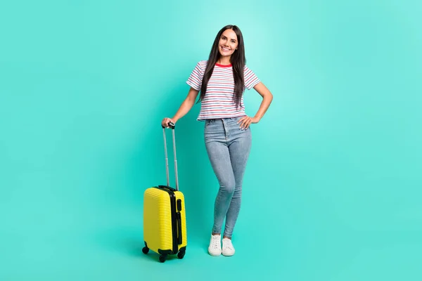 Foto in voller Größe von schönen optimistischen Dame halten Tasche tragen T-Shirt Jeans Turnschuhe isoliert auf teal Farbe Hintergrund — Stockfoto