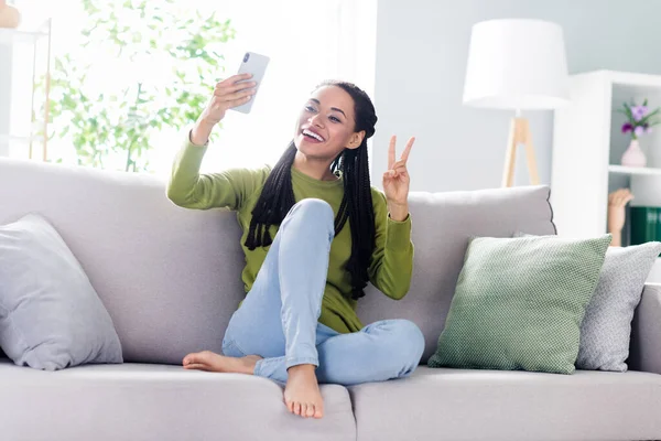 Foto de longitud completa de alegre afro americano feliz hacer selfie sonrisa sostener teléfono de la mano en el interior de la casa casa — Foto de Stock