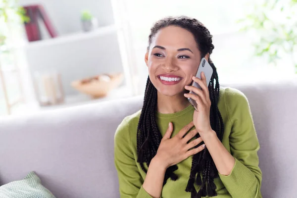 Foto de la joven alegre mujer afro americana feliz disfrutar de fin de semana buen humor sonrisa en el interior de casa casa — Foto de Stock