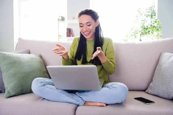 Foto de cuerpo completo de la joven mujer feliz sentarse sofá hablar cámara portátil dentro de casa casa interior — Foto de Stock