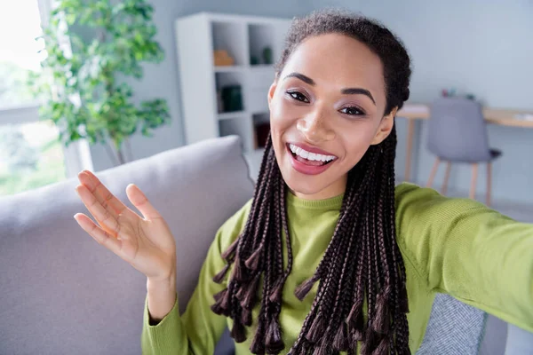 Foto de joven alegre feliz mujer hacer selfie sonrisa video blogger dentro de casa casa casa — Foto de Stock