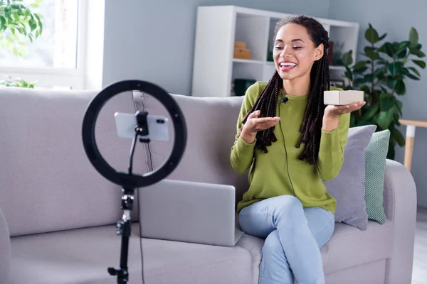 Foto de la joven influencer positiva mujer mantenga la mano blogger vlog sentarse sofá en el interior de casa casa — Foto de Stock