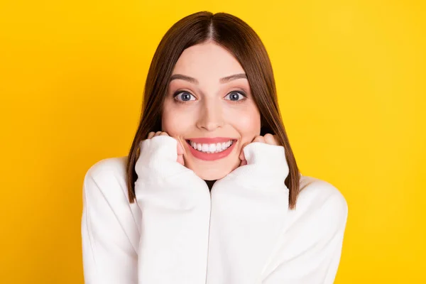 Retrato de menina alegre atraente vestindo roupas acolhedoras desfrutando de bom humor isolado sobre fundo de cor amarela brilhante — Fotografia de Stock