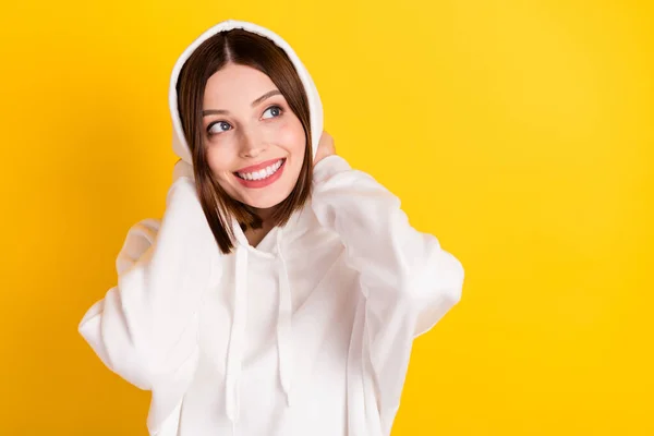 Φωτογραφία από υπέροχη ονειρική κυρία ματιά κενό χώρο κουκούλα αφής φορούν λευκό hoodie απομονωμένο κίτρινο χρώμα φόντο — Φωτογραφία Αρχείου