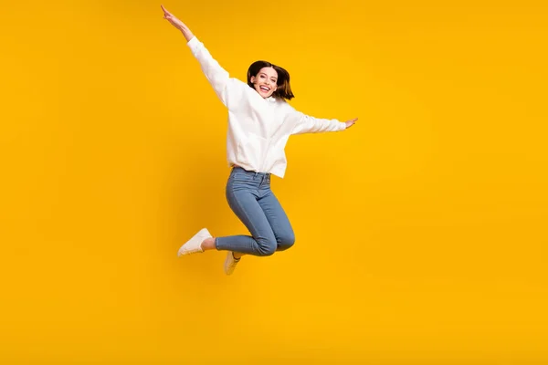 Foto de la señora loca funky salto disfrutar de tiempo libre desgaste blanco sudadera con capucha jeans zapatos aislados de color amarillo de fondo — Foto de Stock