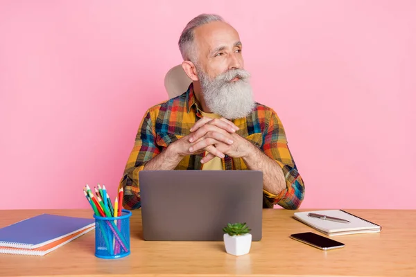 Portrait de séduisant homme aux cheveux gris expérimenté tuteur cours d'enseignement à distance isolé sur fond rose couleur pastel — Photo