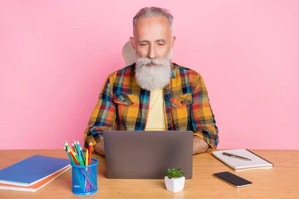Portrait de séduisant homme aux cheveux gris habile et ciblé tuteur enseignant des cours académiques en ligne isolé sur fond de couleur pastel rose — Photo