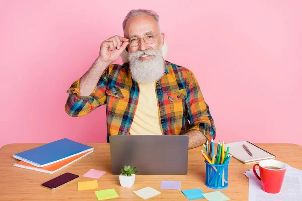 Photo de bonne barbe blanche vieillard homme travail ordinateur portable porter chemise lunettes isolé sur fond de couleur rose — Photo
