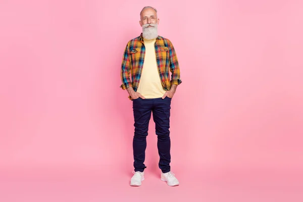 Bild av ganska attraktiv ålder gentleman bära rutig skjorta glasögon armar fickor ler isolerad rosa färg bakgrund — Stockfoto