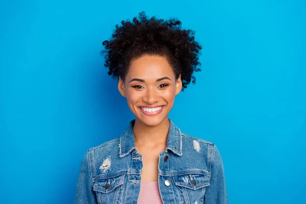 Foto de joven feliz mujer alegre usar chaqueta de mezclilla casual aislado sobre fondo de color azul — Foto de Stock