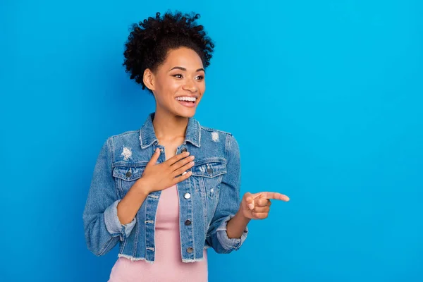 Kuva hämmästynyt onnellinen nuori nainen katso osoittaa sormella tyhjä tila eristetty sininen väri tausta — kuvapankkivalokuva
