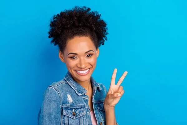 Foto di allegro positivo felice donna afro americana mostrano v-segno di buon umore isolato su sfondo di colore blu — Foto Stock