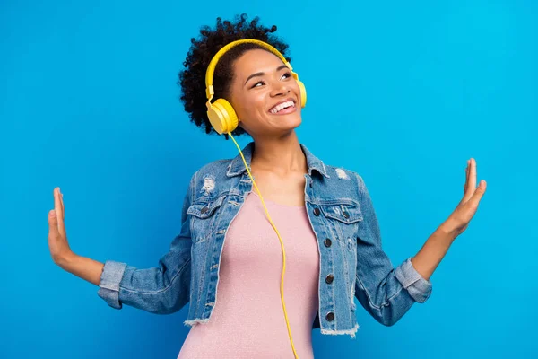 Φωτογραφία από ονειρική δροσερό ευτυχισμένη νεαρή γυναίκα φορούν ακουστικά φαίνονται κενό χώρο απομονωμένο σε μπλε φόντο χρώμα — Φωτογραφία Αρχείου