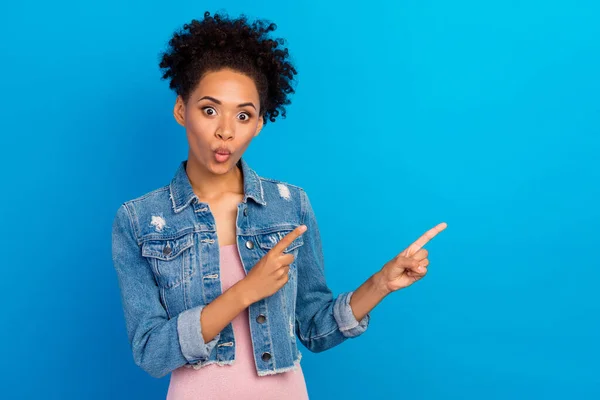 Foto de la joven mujer afro americana punta dedo vacío espacio venta noticias aisladas sobre fondo de color azul —  Fotos de Stock