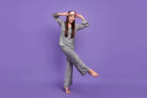 밝고 행복 한 젊은 여성의 전신 사진은 보라색 배경에 고립된 기분좋은 비트 댄스를 입고 있다 — 스톡 사진
