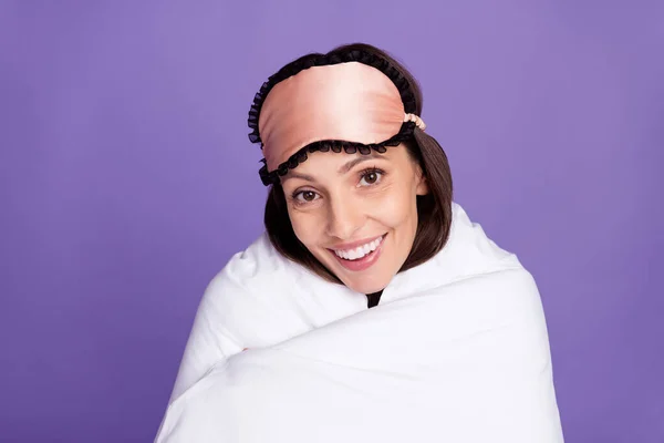 Foto di donna matura felice sorriso positivo coprirsi coperta comfort ora di andare a letto isolato su sfondo di colore viola — Foto Stock