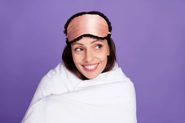 夢のような若い幸せな女性の写真包まれた毛布は紫色の背景に隔離された空のスペースの笑顔に見えます — ストック写真