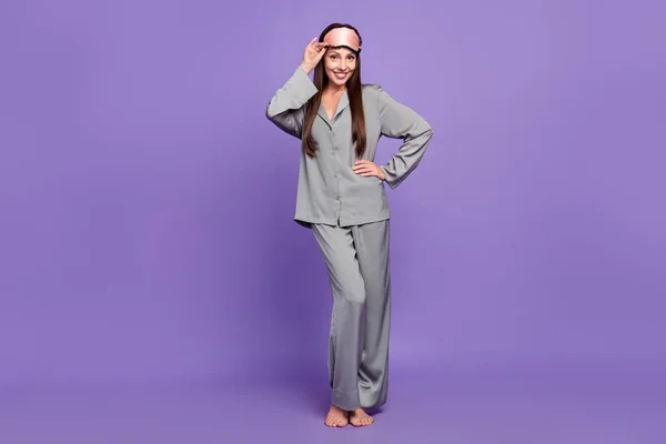 Foto de cuerpo completo de mujer madura feliz sonrisa positiva pijama comodidad máscara de seda ojo aislado sobre fondo de color violeta — Foto de Stock