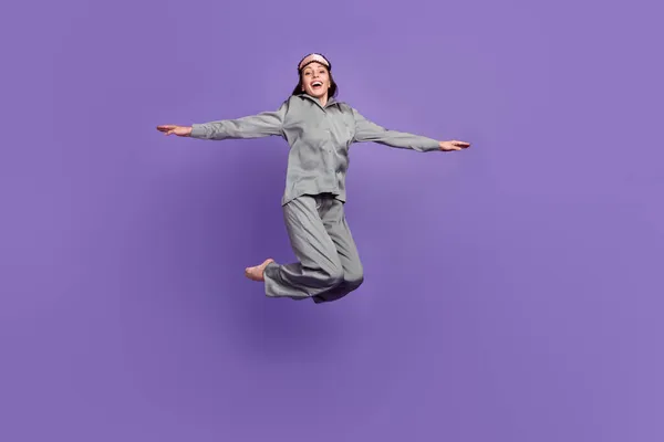 Foto de cuerpo completo de mujer madura feliz sonrisa positiva saltar las manos alas vuelan aislados sobre fondo de color violeta — Foto de Stock