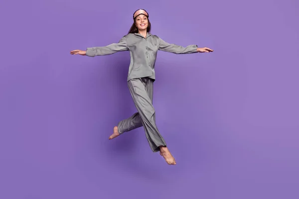 Pleine longueur photo de femme mature heureux sourire positif pull air vêtements de nuit isolé sur fond de couleur violette — Photo