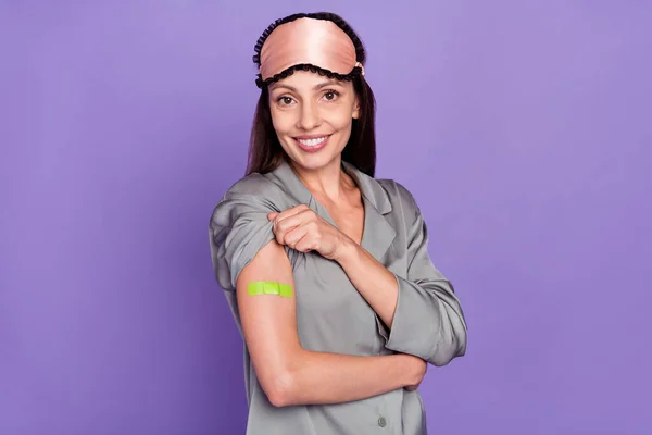Profilo foto laterale della donna matura felice sorriso positivo vaccinazione in gesso coronavirus isolato su sfondo di colore viola — Foto Stock