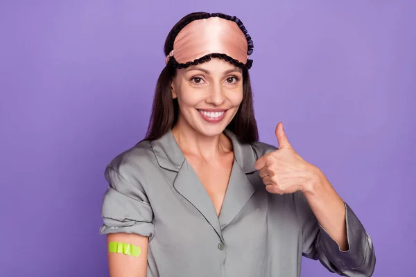 Fotografie zralé ženy šťastný pozitivní úsměv vakcinace show thumb-up recommend isolated over fialová barva pozadí — Stock fotografie
