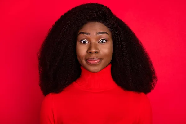 Foto van jonge aantrekkelijke Afrikaanse vrouw verbaasd opgewonden geschokt verrast geïsoleerd over rode kleur achtergrond — Stockfoto