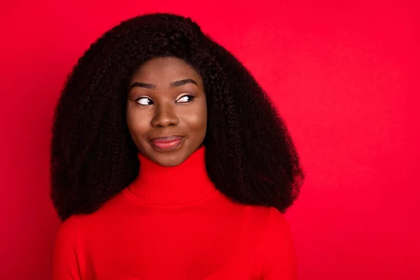 Φωτογραφία από νεαρή ελκυστική μαύρη γυναίκα χαρούμενο χαμόγελο όνειρο ματιά κενό χώρο απομονωμένο πάνω από το φόντο κόκκινο χρώμα — Φωτογραφία Αρχείου