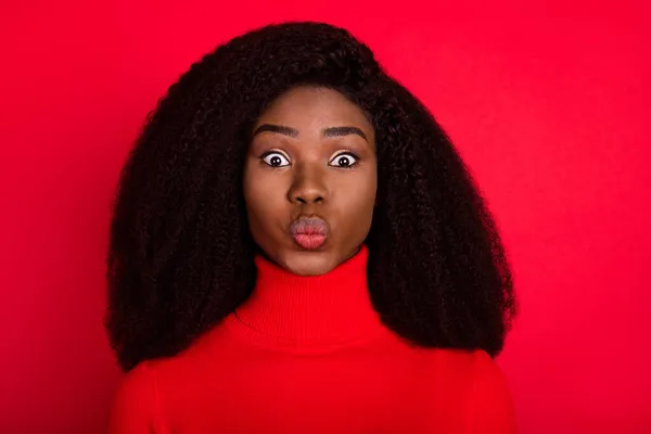 Fotografie mladé atraktivní africké ženy našpulené rty poslat vzduch polibek láska romantické izolované přes červené barvy pozadí — Stock fotografie