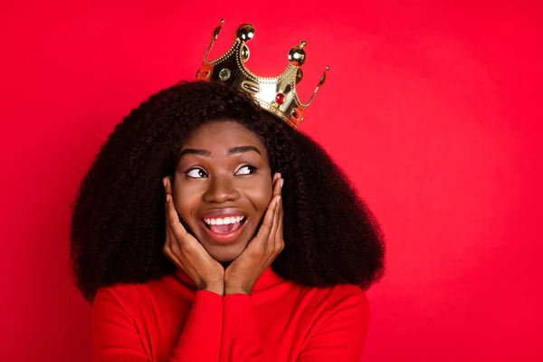 Photo of positive amazed dark skin lady arms on cheeks look empty space isolated on red color background — Stock Photo, Image
