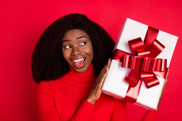 Mutlu gülümseyen mutlu siyah bir kadının fotoğrafı. Kırmızı arkaplanda izole edilmiş bir doğum günü kutlaması. — Stok fotoğraf