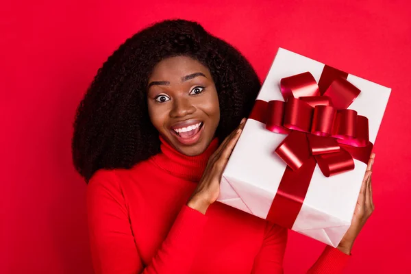Mutlu gülümseyen mutlu siyah bir kadının fotoğrafı. Kırmızı arkaplanda izole edilmiş bir doğum günü partisi. — Stok fotoğraf