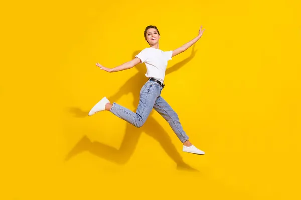 Full length φωτογραφία του χαρούμενα νεαρή θετική γυναίκα άλμα μέχρι την πώληση τρέχει καλή διάθεση απομονώνονται σε κίτρινο χρώμα φόντο — Φωτογραφία Αρχείου
