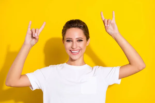 Фото прохладной коричневой короткой прически Millennial леди показать рок-знак носить белые футболки изолированы на желтом фоне цвета — стоковое фото