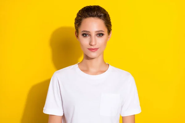 Fénykép a csinos bájos fiatal hölgy viselni alkalmi ruhák mosolygós elszigetelt sárga szín háttér — Stock Fotó