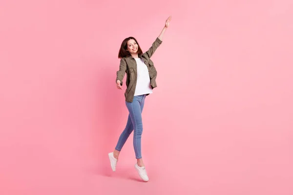 Plná velikost fotografie aktivních krátkých účes dáma tanec oblečení khaki košile džíny tenisky izolované na růžové barevné pozadí — Stock fotografie